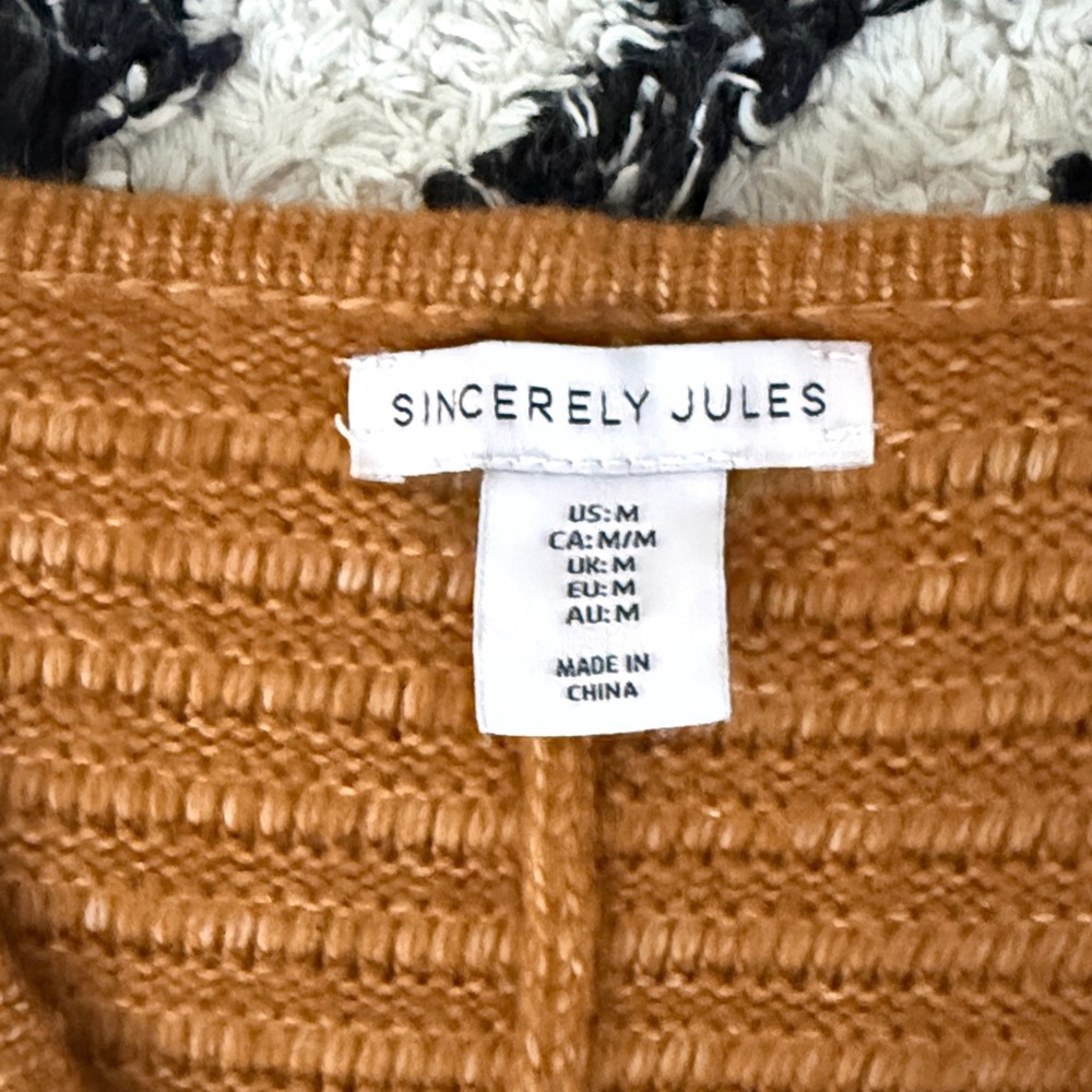 Sincerely Jules Cropped V-Neck Sweater Size:Medium - Picture 2 of 5